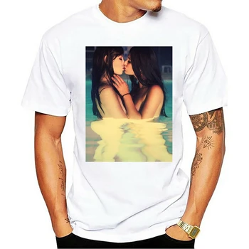 Летняя модная повседневная хлопковая футболка с забавным принтом 2023, фотоарт для девушек-брюнеток, целующихся в бассейне, Мужская футболка с коротким рукавом  0