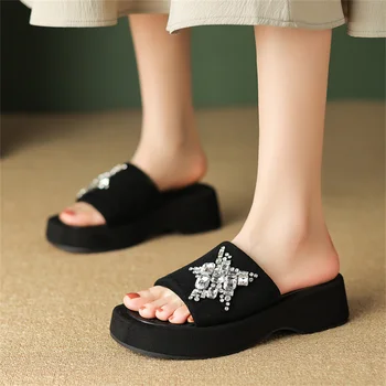 Роскошные женские тапочки 2023 Летние Удобные женские туфли на плоской платформе с бриллиантами Декоративные уличные тапочки Dropshopping  5