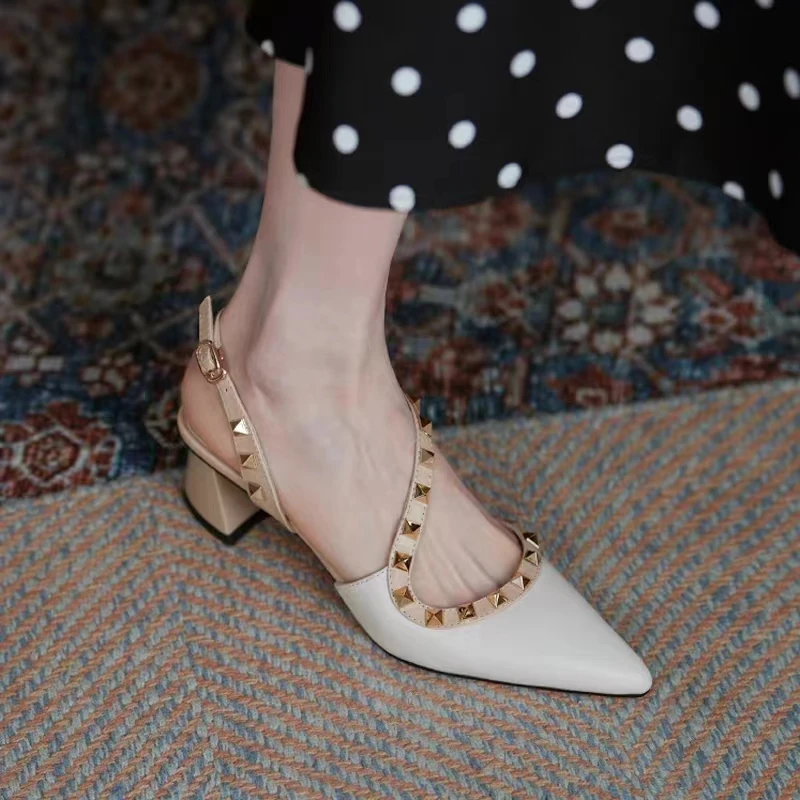 Обувь для женщин 2023 Модные женские босоножки с закрытым носком Элегантные модельные босоножки Женские туфли с заклепками и пряжкой на ремешке Женская обувь с острым носком